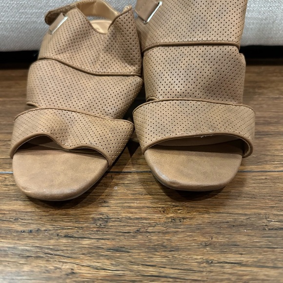 Call it Spring Stylish Tan Women's Sandals size 7.5 - Picture 2 of 6